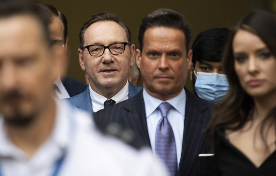 O Κέβιν Σπέισι αφέθηκε ελεύθερος με εγγύηση για τις σεξουαλικές επιθέσεις