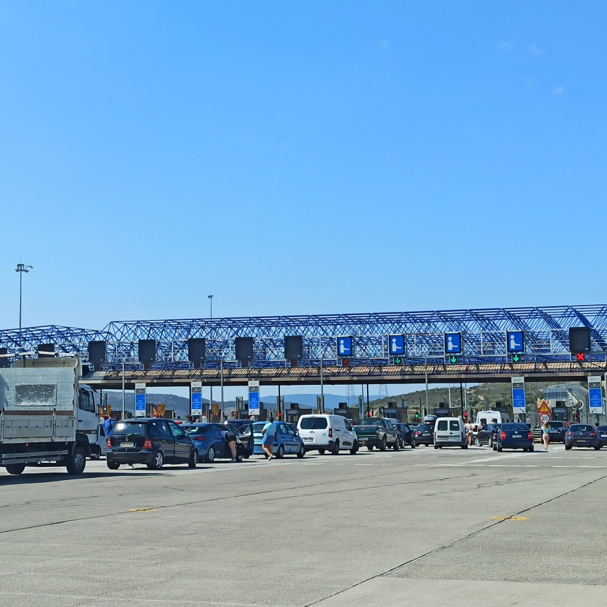 Αντικείμενα από φορτηγό έπεσαν λίγο πριν τα διόδια Ελευσίνας, χωρίς προβλήματα πλέον η κυκλοφορία