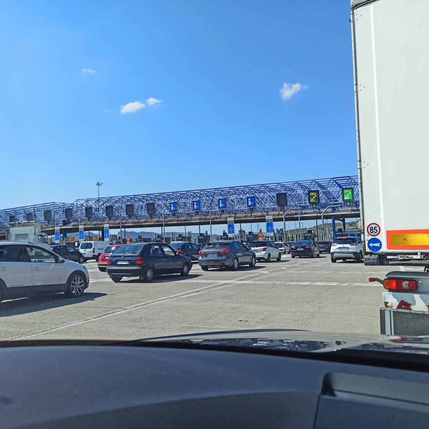 Αντικείμενα από φορτηγό έπεσαν λίγο πριν τα διόδια Ελευσίνας, χωρίς προβλήματα πλέον η κυκλοφορία