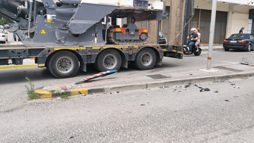  Θεσσαλονίκη: Αυτοκίνητο «καβάλησε» πεζοδρόμιο, πέρασε στο αντίθετο ρεύμα και συγκρούστηκε με σταθμευμένο IX
