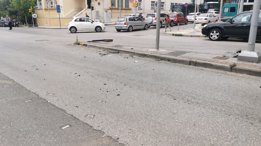  Θεσσαλονίκη: Αυτοκίνητο «καβάλησε» πεζοδρόμιο, πέρασε στο αντίθετο ρεύμα και συγκρούστηκε με σταθμευμένο IX