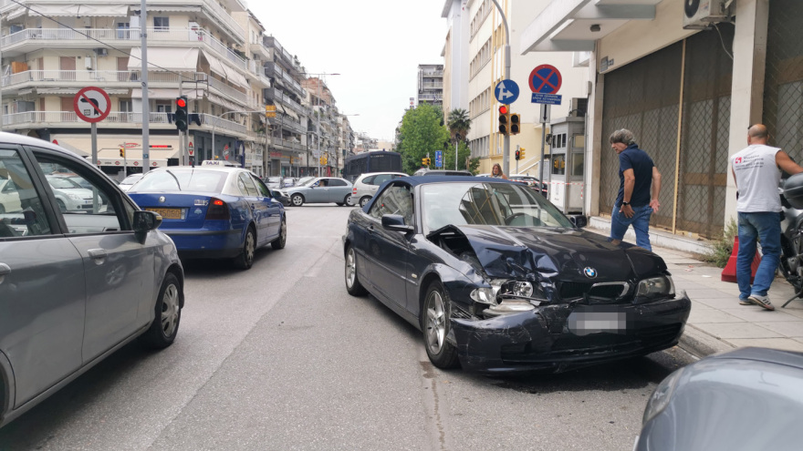  Θεσσαλονίκη: Αυτοκίνητο «καβάλησε» πεζοδρόμιο, πέρασε στο αντίθετο ρεύμα και συγκρούστηκε με σταθμευμένο IX