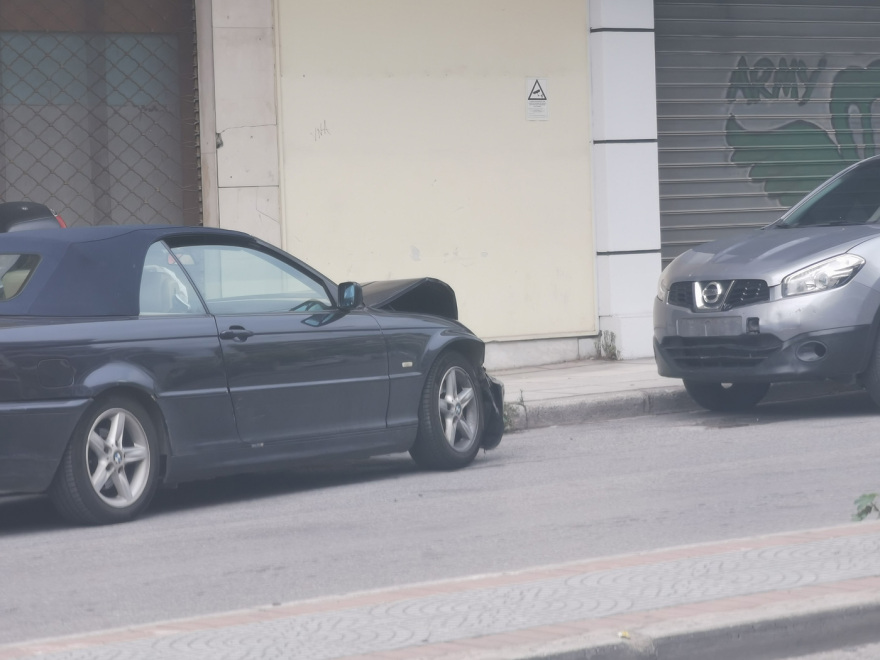  Θεσσαλονίκη: Αυτοκίνητο «καβάλησε» πεζοδρόμιο, πέρασε στο αντίθετο ρεύμα και συγκρούστηκε με σταθμευμένο IX