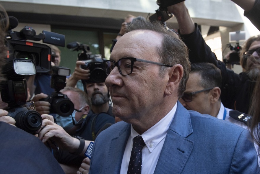 O Κέβιν Σπέισι αφέθηκε ελεύθερος με εγγύηση για τις σεξουαλικές επιθέσεις