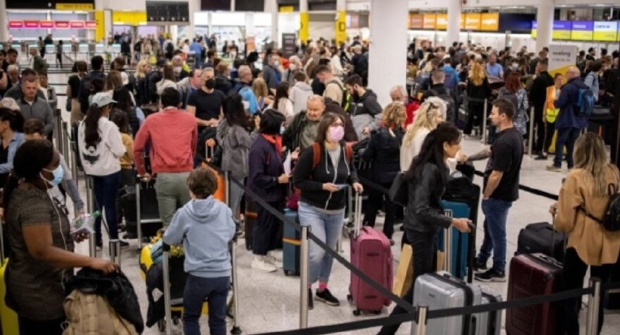 Έξαλλος ο Boy George με την British Airways γιατί επιβίβασε την Βικτόρια Μπέκαμ πρώτη στο αεροπλάνο!