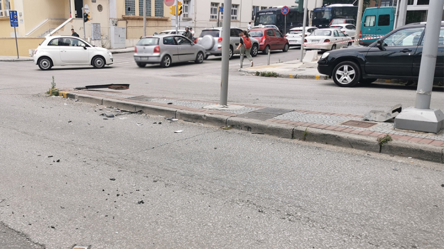  Θεσσαλονίκη: Αυτοκίνητο «καβάλησε» πεζοδρόμιο, πέρασε στο αντίθετο ρεύμα και συγκρούστηκε με σταθμευμένο IX