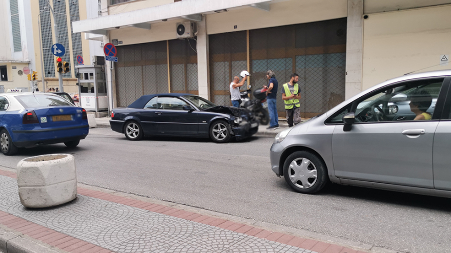  Θεσσαλονίκη: Αυτοκίνητο «καβάλησε» πεζοδρόμιο, πέρασε στο αντίθετο ρεύμα και συγκρούστηκε με σταθμευμένο IX
