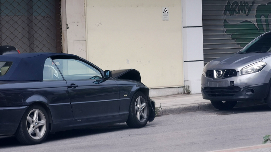  Θεσσαλονίκη: Αυτοκίνητο «καβάλησε» πεζοδρόμιο, πέρασε στο αντίθετο ρεύμα και συγκρούστηκε με σταθμευμένο IX