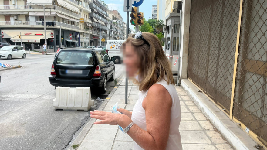  Θεσσαλονίκη: Αυτοκίνητο «καβάλησε» πεζοδρόμιο, πέρασε στο αντίθετο ρεύμα και συγκρούστηκε με σταθμευμένο IX