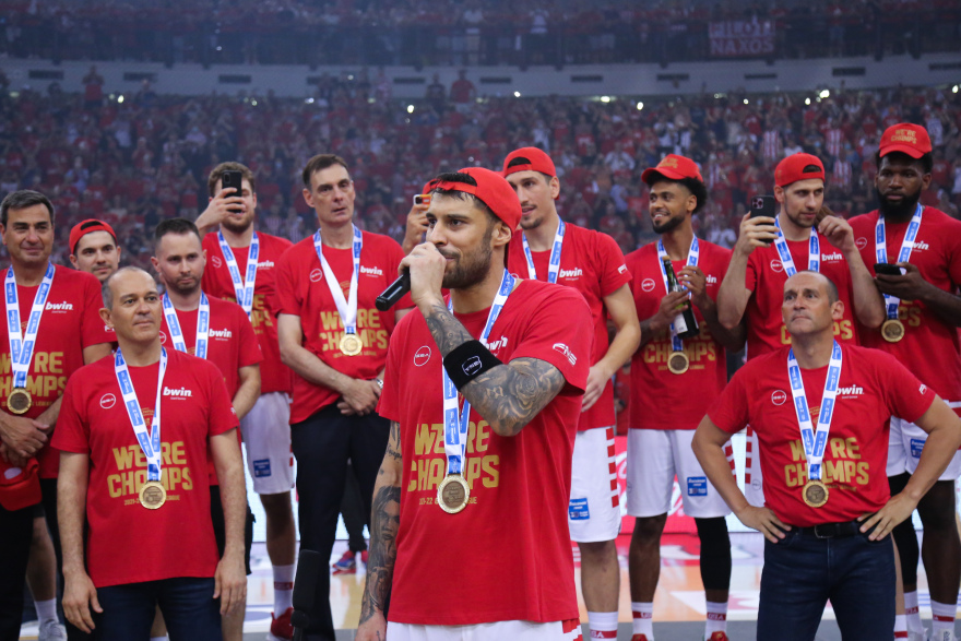 Ολυμπιακός: Η απονομή του πρωταθλήματος 