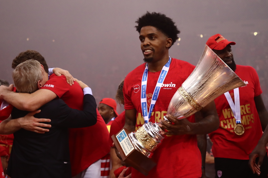 Ολυμπιακός: Η απονομή του πρωταθλήματος 