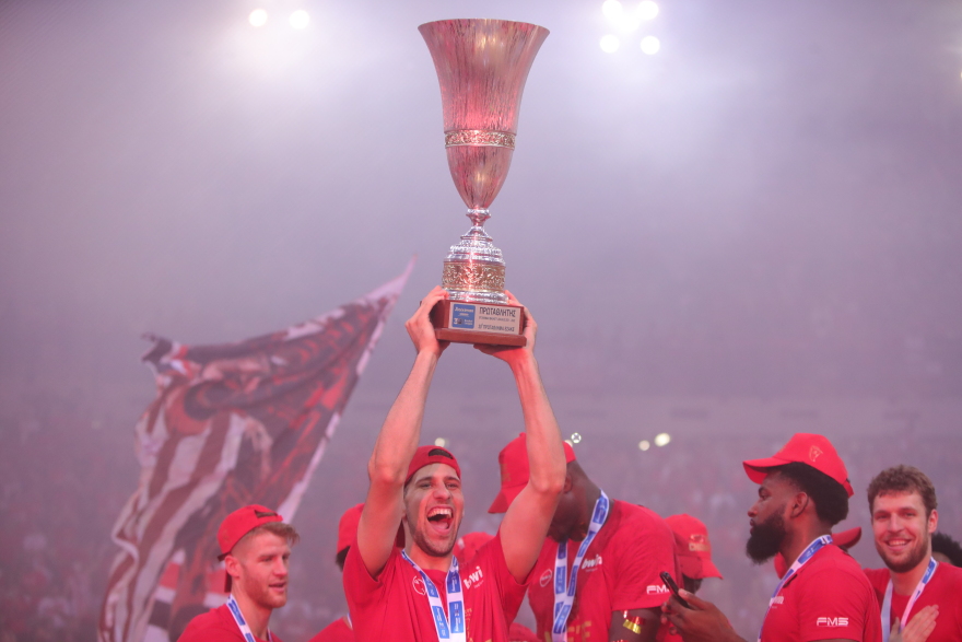 Ολυμπιακός: Η απονομή του πρωταθλήματος 