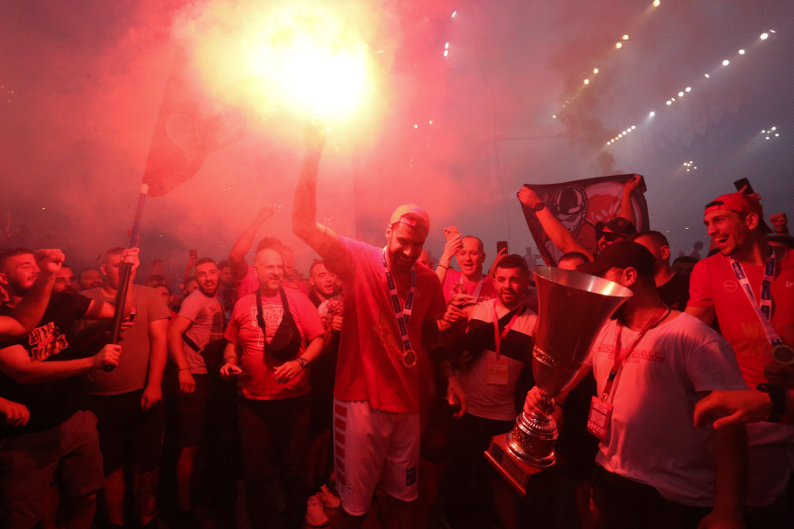 Ολυμπιακός: Η απονομή του πρωταθλήματος 