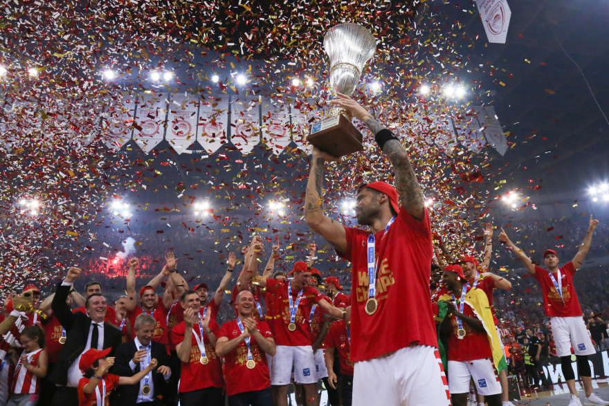 Ολυμπιακός: Η απονομή του πρωταθλήματος 