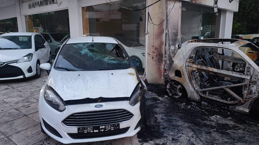 Φωτιά σε έκθεση αυτοκινήτων στο Παλαιό Φάληρο - Κάηκαν τρία ΙΧ