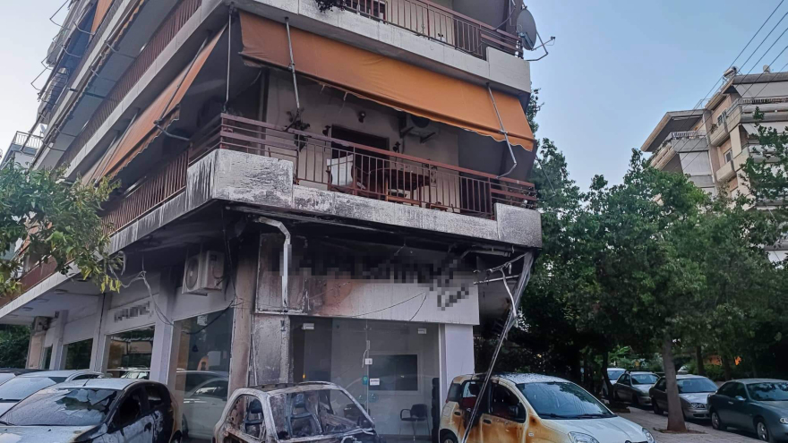 Φωτιά σε έκθεση αυτοκινήτων στο Παλαιό Φάληρο - Κάηκαν τρία ΙΧ