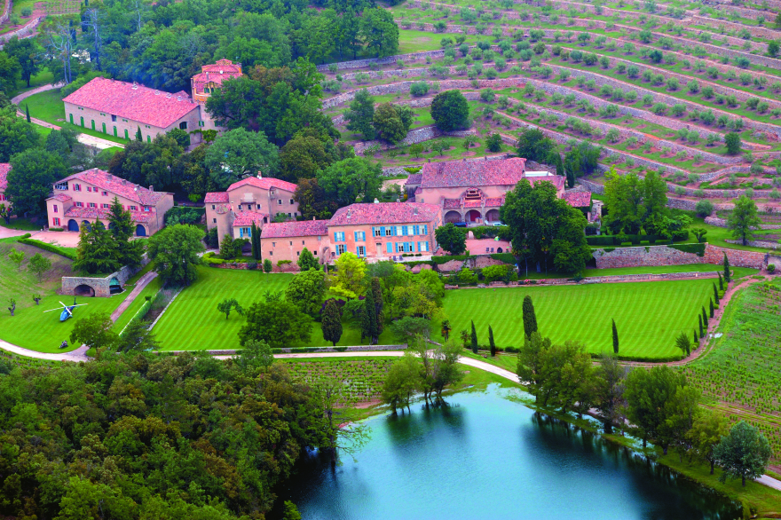 Η εκδίκηση της Τζολί με το Chateau Miraval και το κρασί που έγινε «φαρμάκι» για τον Μπράντ Πιτ 