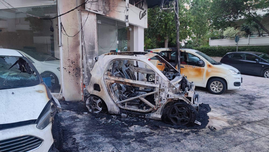 Φωτιά σε έκθεση αυτοκινήτων στο Παλαιό Φάληρο - Κάηκαν τρία ΙΧ