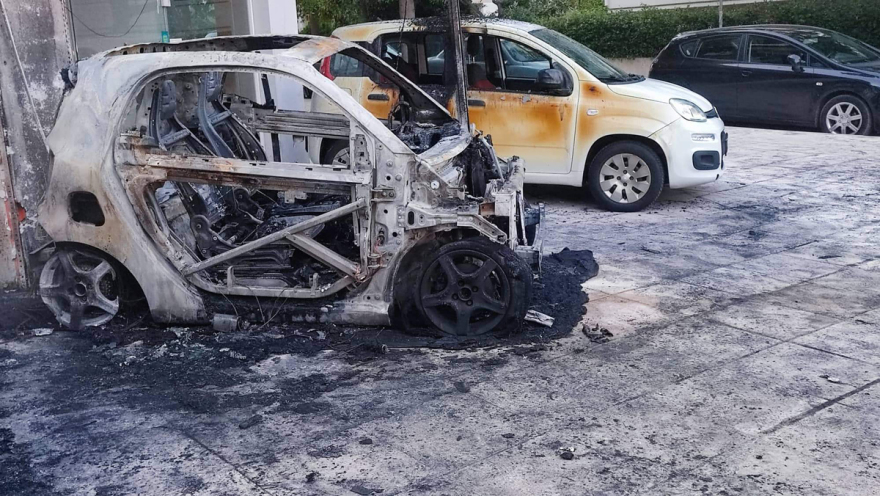 Φωτιά σε έκθεση αυτοκινήτων στο Παλαιό Φάληρο - Κάηκαν τρία ΙΧ