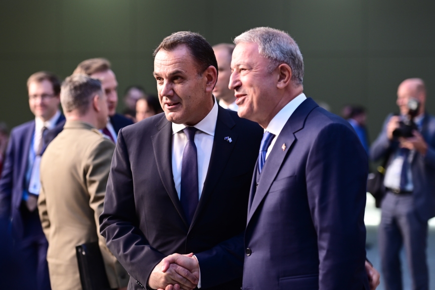 Ελληνοτουρκικά: Προσωρινή «ανακωχή» με κοινωνική χειραψία Δένδια-Τσαβούσογλου και τετ α τετ Παναγιωτόπουλου-Ακάρ