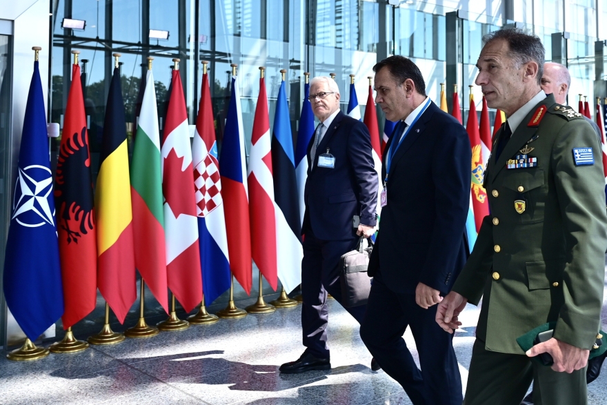 Ελληνοτουρκικά: Προσωρινή «ανακωχή» με κοινωνική χειραψία Δένδια-Τσαβούσογλου και τετ α τετ Παναγιωτόπουλου-Ακάρ