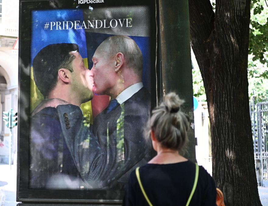 Ζελένσκι και Πούτιν ανταλλάσσουν φιλί στο στόμα – Η αφίσα του «Banksy του Τορίνο» για την εβδομάδα Pride