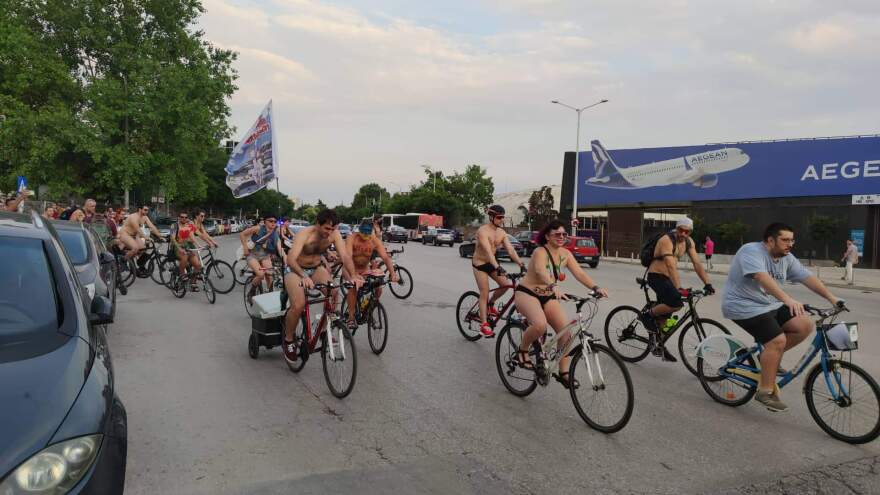 Γυμνή ποδηλατοδρομία στο κέντρο της Θεσσαλονίκης - Δείτε βίντεο και φωτογραφίες 