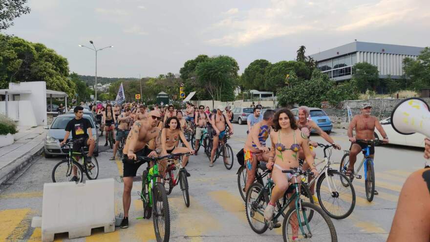 Γυμνή ποδηλατοδρομία στο κέντρο της Θεσσαλονίκης - Δείτε βίντεο και φωτογραφίες 