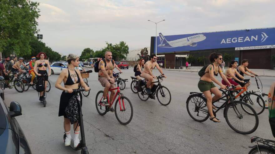 Γυμνή ποδηλατοδρομία στο κέντρο της Θεσσαλονίκης - Δείτε βίντεο και φωτογραφίες 