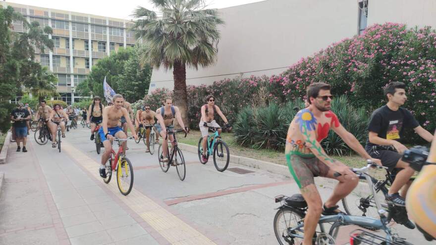 Γυμνή ποδηλατοδρομία στο κέντρο της Θεσσαλονίκης - Δείτε βίντεο και φωτογραφίες 