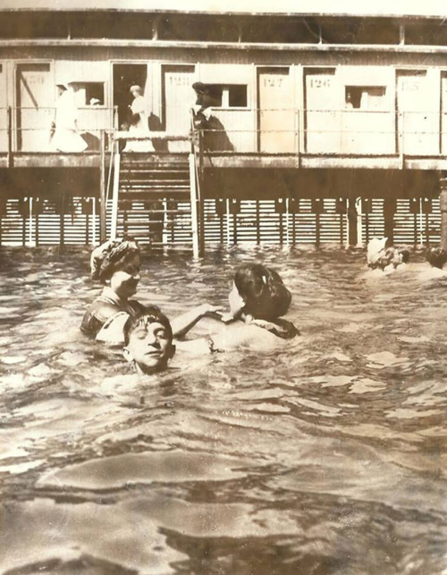 Πάμε μια βόλτα στη Βουλιαγμένη και το Φάληρο του 1935 εν μέσω καύσωνα