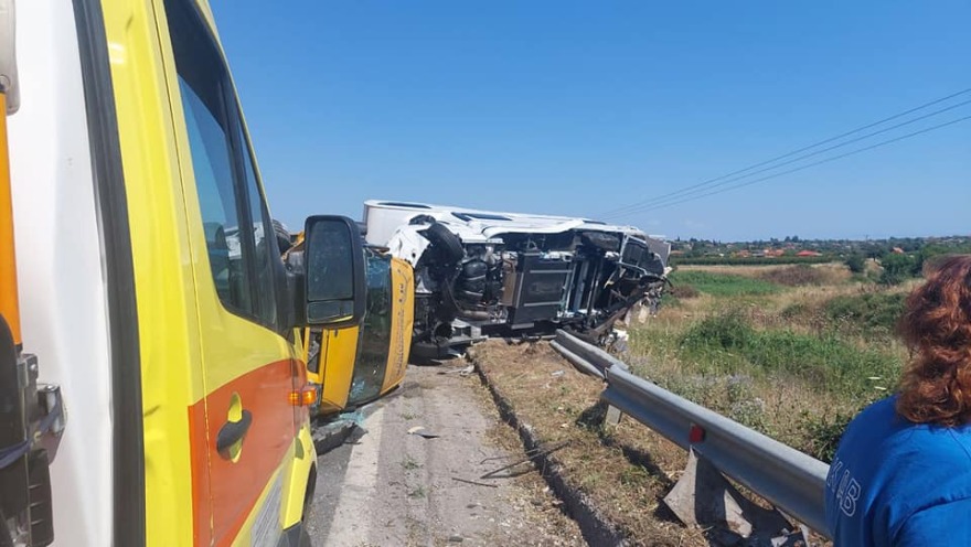 Τροχαίο στη Χαλκιδική - Συγκρούστηκαν και αναποδογύρισαν τροχόσπιτο με ένα βανάκι