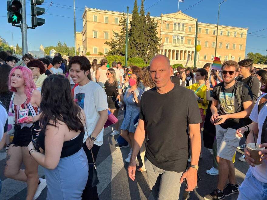Διακομματικό χρώμα στο Athens Pride και χιλιάδες πολίτες στην πλατεία Συντάγματος 