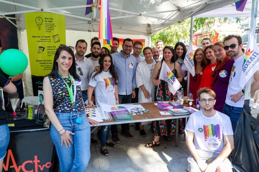 Athens Pride: Πολύχρωμη η πλατεία Συντάγματος - Δείτε φωτογραφίες και βίντεο