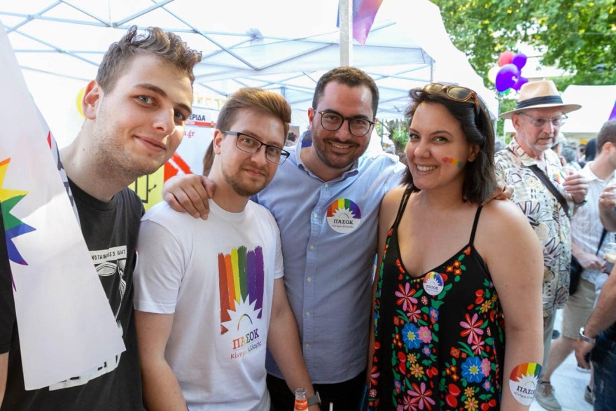 Athens Pride: Πολύχρωμη η πλατεία Συντάγματος - Δείτε φωτογραφίες και βίντεο