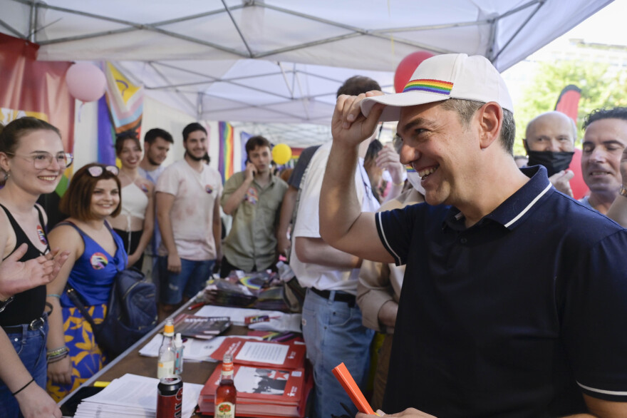 Athens Pride: Πολύχρωμη η πλατεία Συντάγματος - Δείτε φωτογραφίες και βίντεο