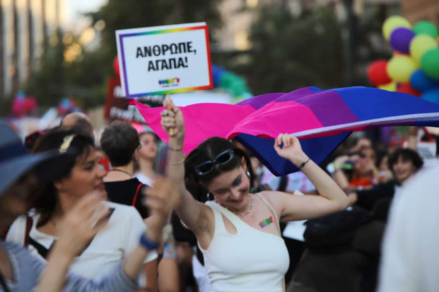 Athens Pride: Πολύχρωμη η πλατεία Συντάγματος - Δείτε φωτογραφίες και βίντεο