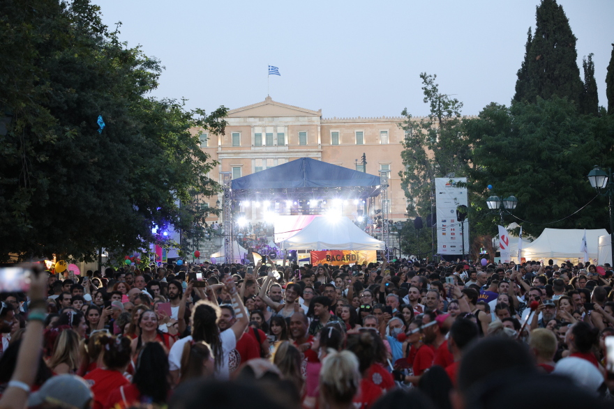Athens Pride: Πολύχρωμη η πλατεία Συντάγματος - Δείτε φωτογραφίες και βίντεο