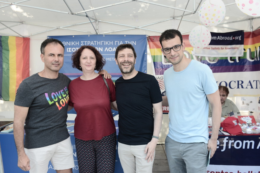Διακομματικό χρώμα στο Athens Pride και χιλιάδες πολίτες στην πλατεία Συντάγματος 