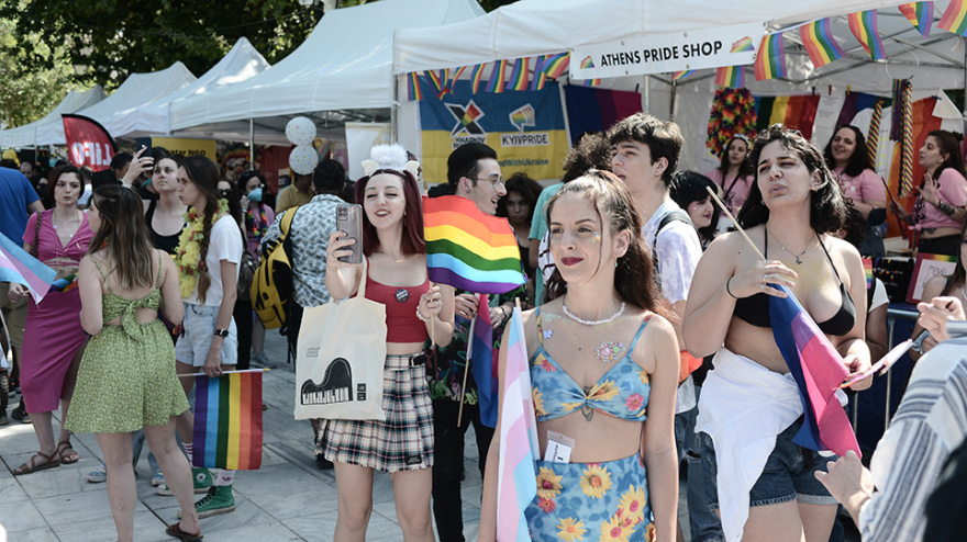 Athens Pride: Πολύχρωμη η πλατεία Συντάγματος - Δείτε φωτογραφίες και βίντεο