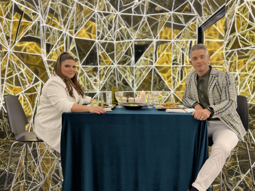 Night Out: Ο Θεοχάρης Ιωαννίδης υποδέχεται τη Δανάη Μπάρκα