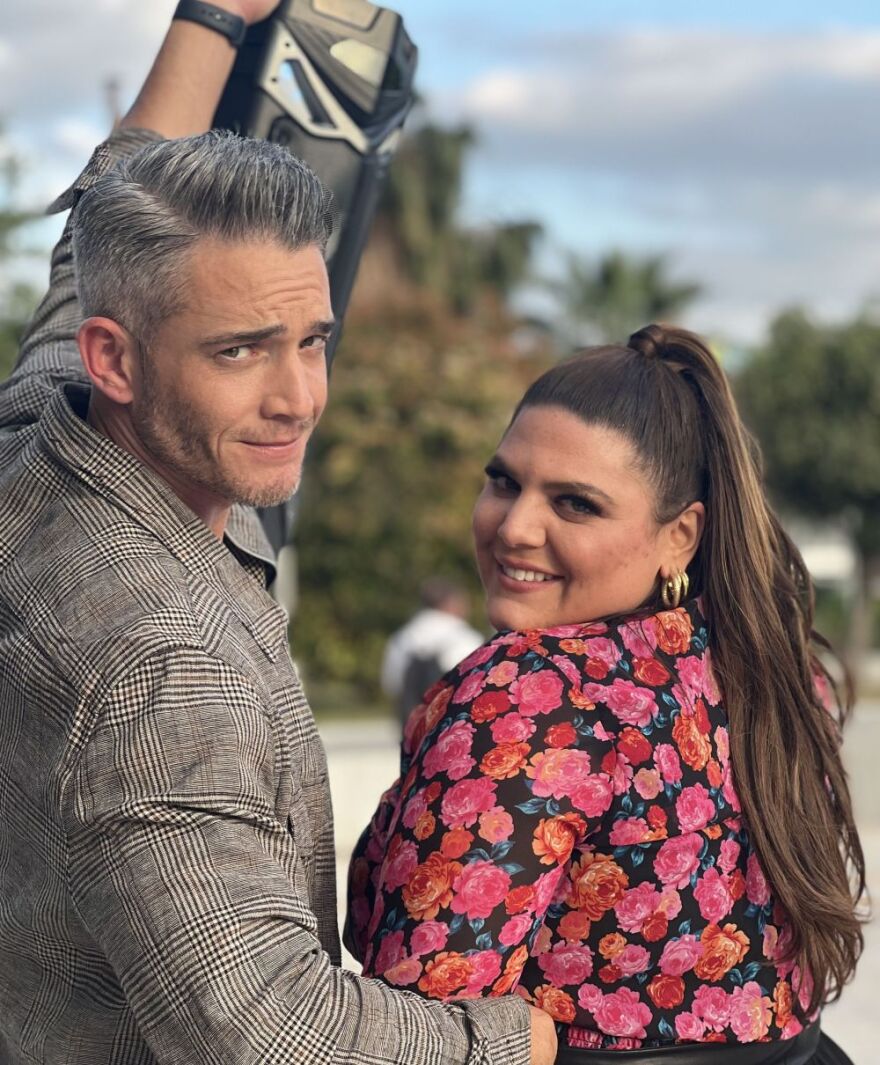 Night Out: Ο Θεοχάρης Ιωαννίδης υποδέχεται τη Δανάη Μπάρκα