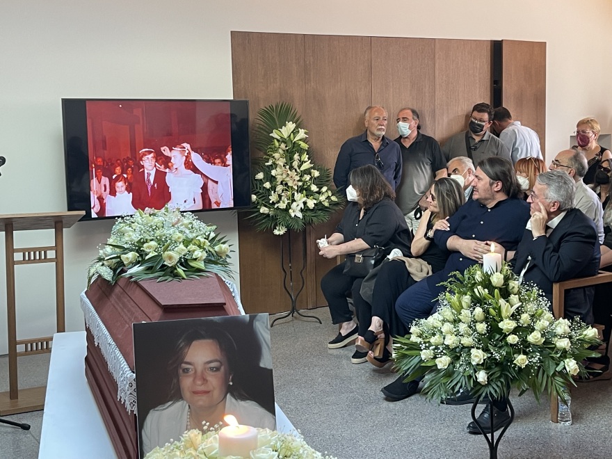 Στο Αποτεφρωτήριο Ριτσώνας το «ύστατο χαίρε» στη Λένα Γκόλφη-Παναγοπούλου