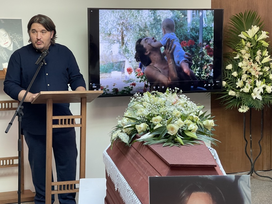 Στο Αποτεφρωτήριο Ριτσώνας το «ύστατο χαίρε» στη Λένα Γκόλφη-Παναγοπούλου