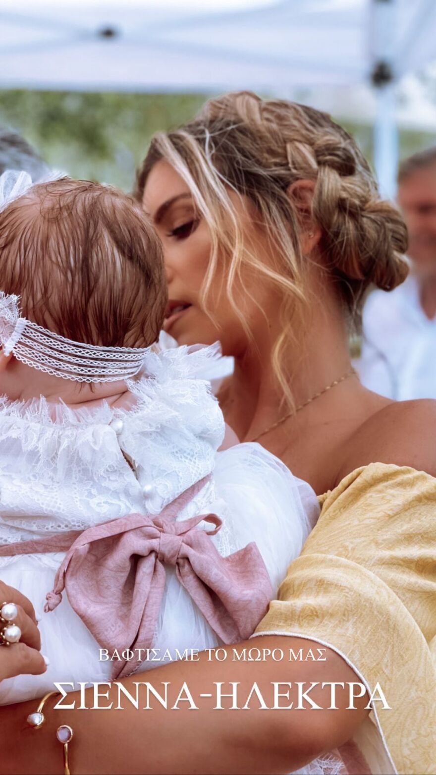 Αθηνά Οικονομάκου: Βάφτισε την κόρη της - Το φωτογραφικό άλμπουμ της βάφτισης