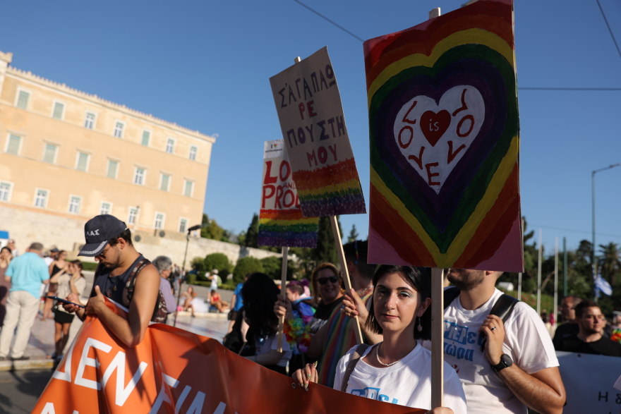 Διακομματικό χρώμα στο Athens Pride και χιλιάδες πολίτες στην πλατεία Συντάγματος 
