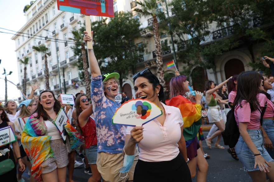 Διακομματικό χρώμα στο Athens Pride και χιλιάδες πολίτες στην πλατεία Συντάγματος 