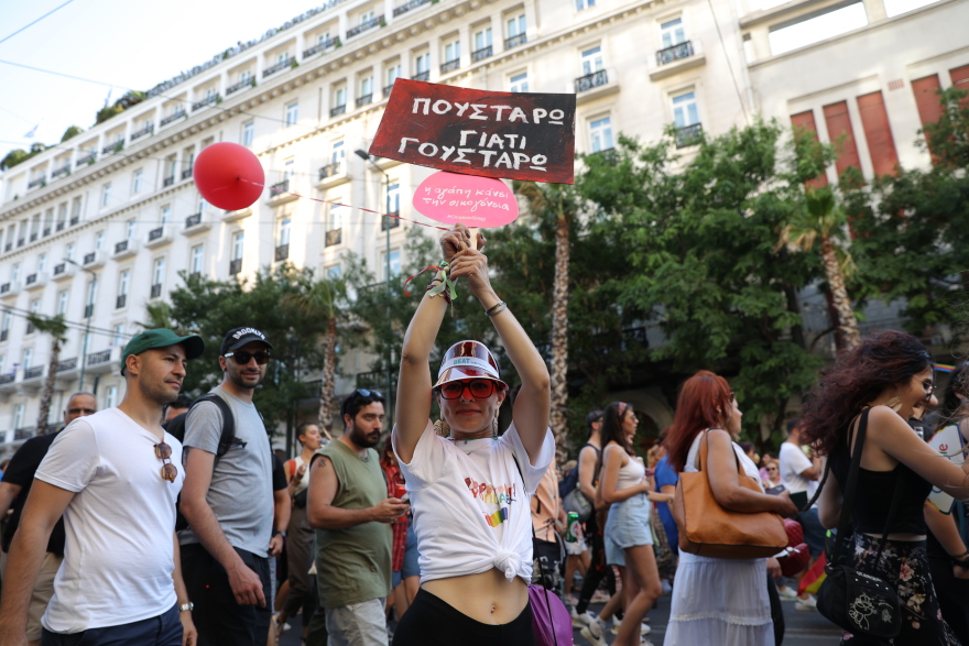 Διακομματικό χρώμα στο Athens Pride και χιλιάδες πολίτες στην πλατεία Συντάγματος 
