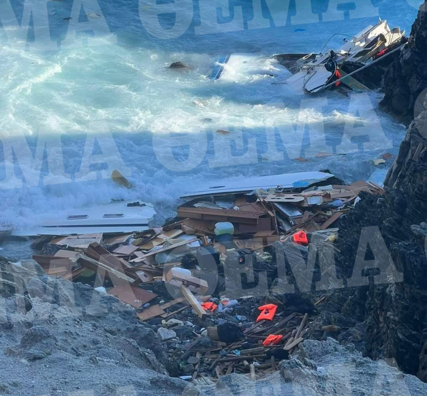 Μεγάλη επιχείρηση διάσωσης μεταναστών στη Μύκονο - Αγνούνται 4, σώθηκαν 108 που επέβαιναν σε ιστιοπλοϊκό σκάφος 