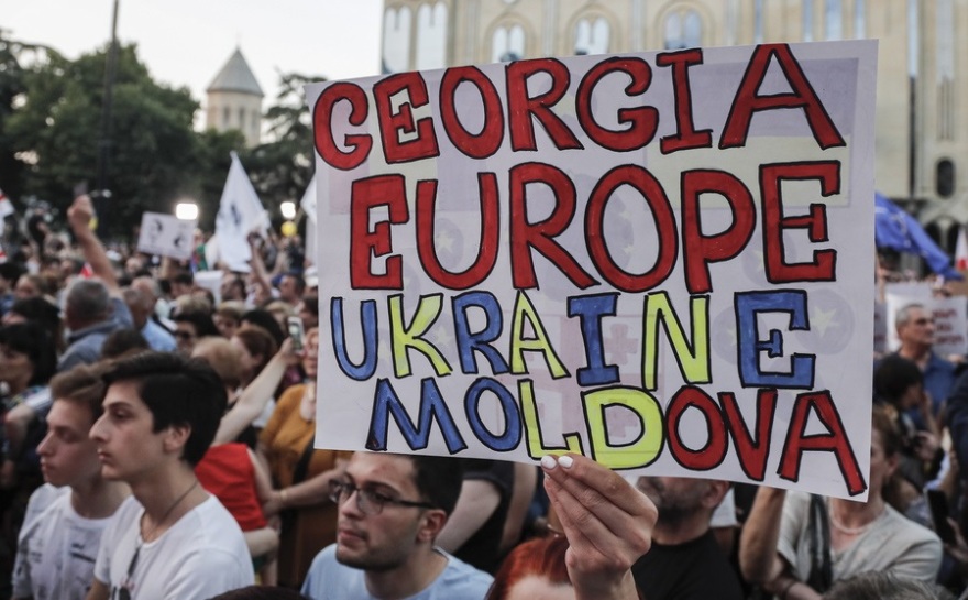 Γεωργία: Χιλιάδες διαδηλωτές βγήκαν στους δρόμους υπέρ της ένταξης της χώρας στην ΕΕ